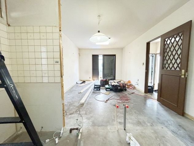 「積水ハウス施工」高知市潮見台1丁目　中古一戸建ての居間・リビング|【リフォーム中】リビング全体を見渡せる安心の設計！勝手口付きで家事動線もスムーズです。