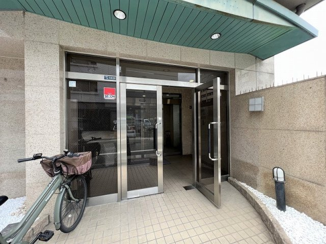 吹田市江坂町１丁目の店舗事務所のエントランス
