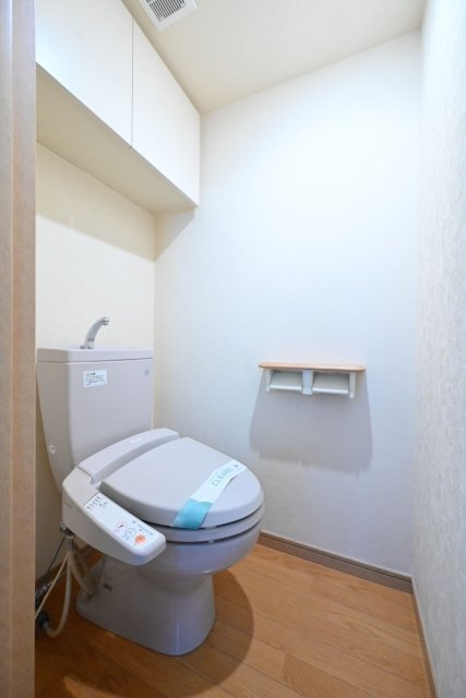 新宿区西落合２丁目の賃貸マンションのトイレ