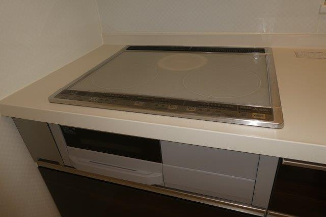総社市総社３丁目のアパートのキッチン|３口IHコンロ