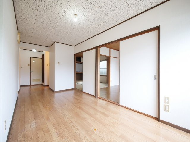 吉備津グリーンハイツの居間・リビング|※写真は別の部屋のものです。