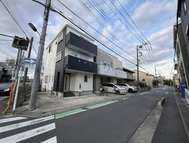 さいたま市中央区本町西3丁目戸建て～5LDKの間取り～の前面道路含む現地写真