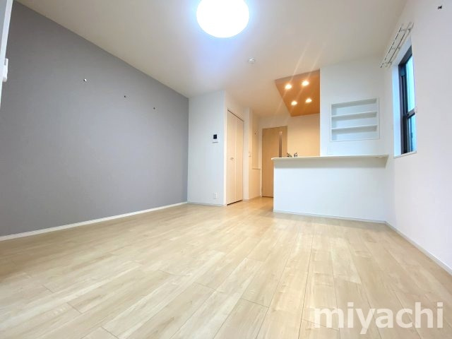 Jade House庄町Bの居間・リビング