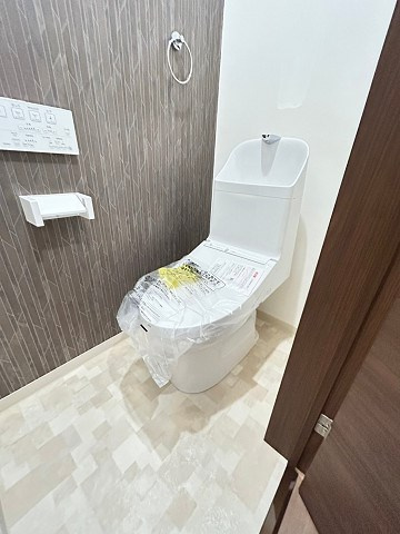 尼崎市開明町１丁目のアパートのトイレ|ゆったりとした空間のトイレです