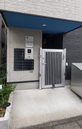 新座市東北２丁目のアパートのエントランス