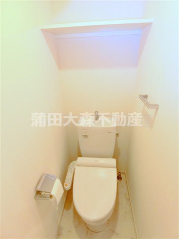 セジョリ蒲田のトイレ|棚と温水洗浄便座付きのトイレ