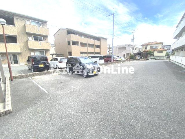 レフィナードカルチェA棟の駐車場