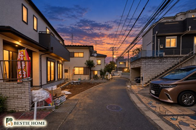 【徒歩１５分以内、住宅性能評価最高等級】横浜市港北区小机町　新築戸建ての前面道路含む現地写真|本画像はAIがCGで家具等を作成しており、実際の現地には設置されておりません。販売価格には含まれておりません。