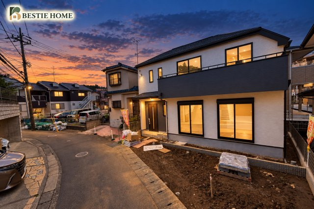 【徒歩１５分以内、住宅性能評価最高等級】横浜市港北区小机町　新築戸建ての前面道路含む現地写真|本画像はAIがCGで家具等を作成しており、実際の現地には設置されておりません。販売価格には含まれておりません。