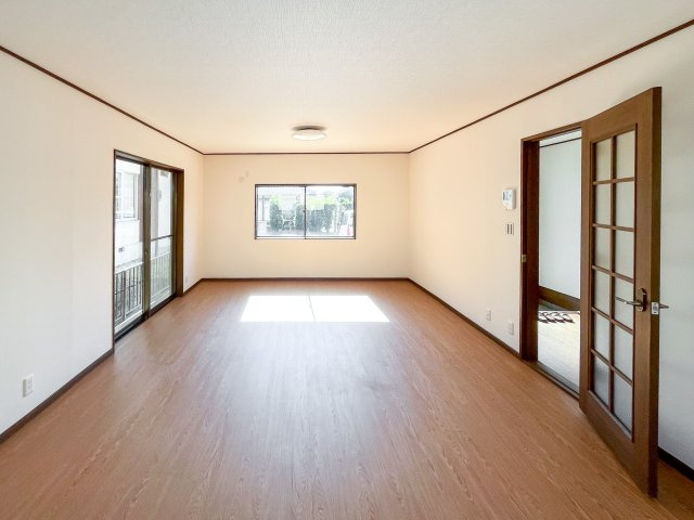 津市高野尾町の居間・リビング
