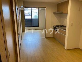 Likes飯山満町A棟の玄関