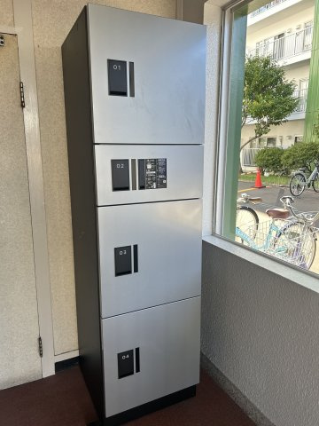【宅配ボックス】写真はCG加工済。 不在時や対面を避けたい時でも荷物を受け取れる宅配ボックスを完備。