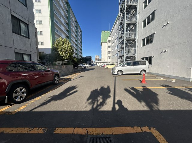 【駐車場】写真はCG加工済。 敷地内にゆとりある平置き駐車場を完備。