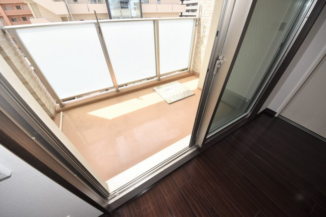 ネットフローラ立売堀のバルコニー|実際は反転です。建具・床などの色は現状有姿