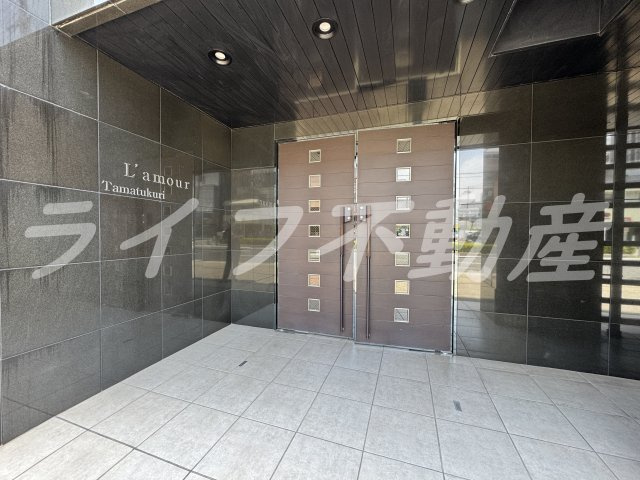 ラムール玉造のエントランス|建物の内部です