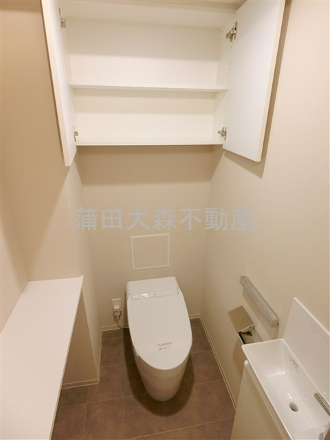 ラティエラ大森西のトイレ|棚収納と温水洗浄便座付きのトイレ