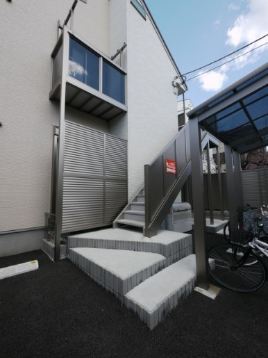 草加市瀬崎７丁目のアパートのエントランス