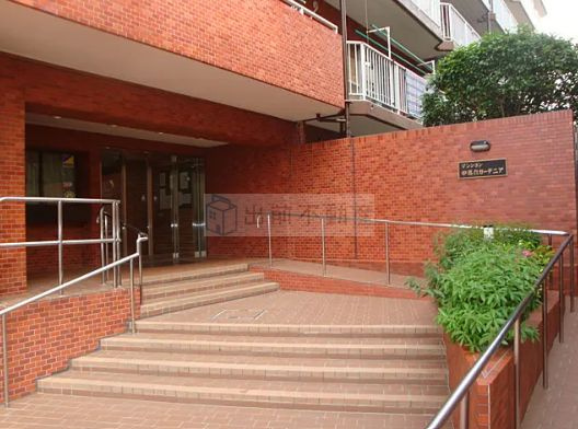 新宿区中落合２丁目の賃貸マンションのエントランス