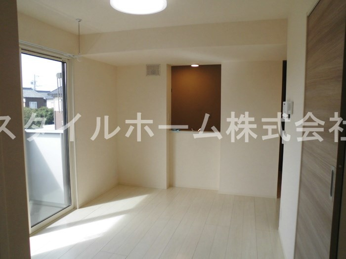 プレミール小坂井の居間・リビング|別部屋写真です。