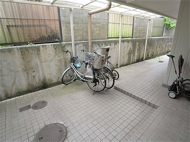 サングレイ西鈴のエントランス|屋内の駐輪スペース