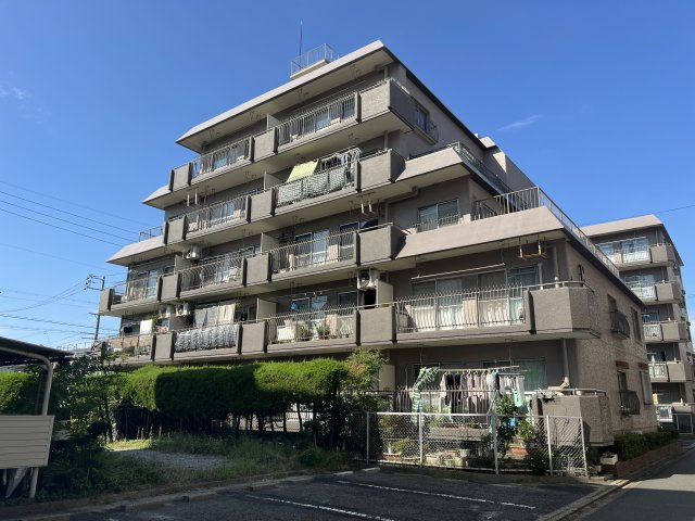 宝マリーンハイツC棟の外観
