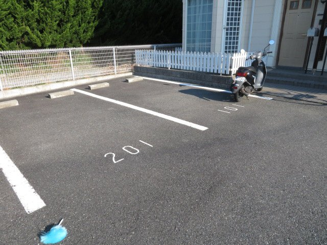 フォレスト原田の駐車場