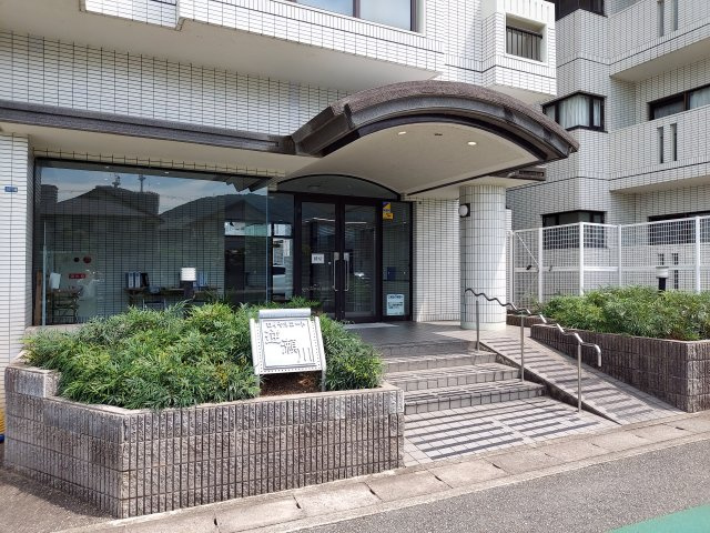 ロイヤルコート逆瀬川のエントランス