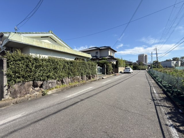 泉佐野市佐野台　古家付き土地の前面道路含む現地写真