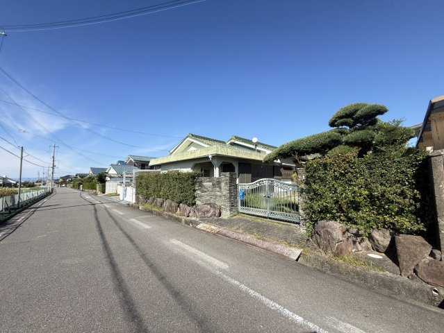 泉佐野市佐野台　古家付き土地の前面道路含む現地写真