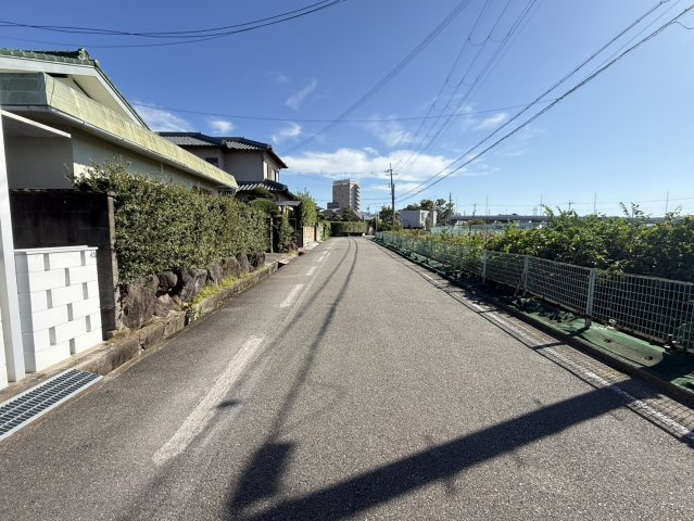 泉佐野市佐野台　古家付き土地の前面道路含む現地写真