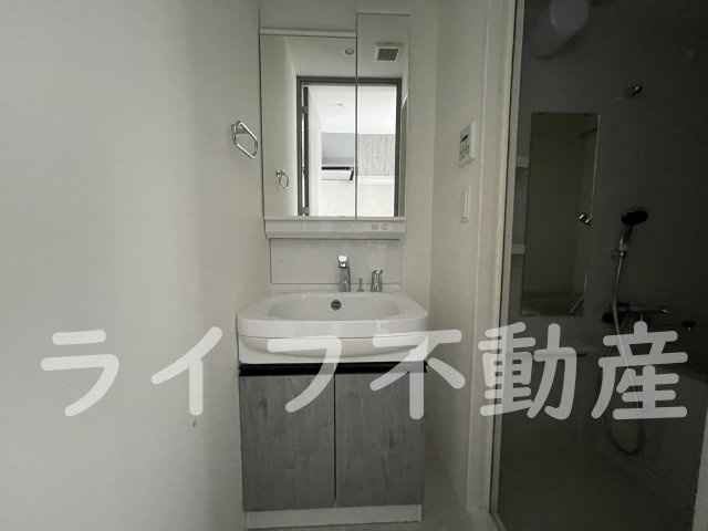 レジュールアッシュOSAKA新深江の独立洗面台|独立洗面台、小物を置くことができて便利です