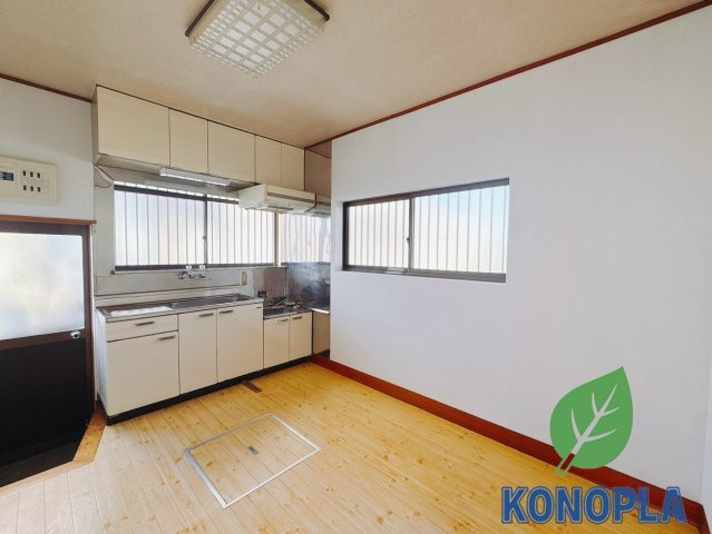【中古戸建】前橋市鳥取町　の居間・リビング|■キッチン｜ワークトップの幅が広く、お子様といっしょにお料理をつくったり、ちょっとしたパーティーも楽しめます。フラットなのでお掃除がしやすいのもポイントです♪