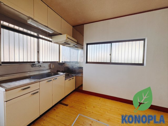【中古戸建】前橋市鳥取町　のキッチン|■キッチン｜ワークトップ下には、圧力鍋やパスタ鍋などのかさばる調理器具もラクラク収納可能！ものが溢れがちなキッチン回りもスッキリきれいに管理ができます♪