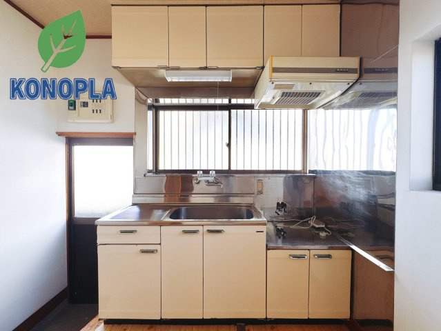 【中古戸建】前橋市鳥取町　のキッチン|■キッチン｜上にも収納がついています♪増えていく調理器具もしっかり収納できるので安心です☆