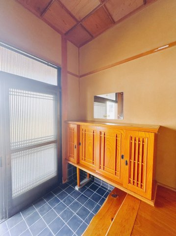 【中古戸建】前橋市鳥取町　の玄関|■玄関｜毎日の「いってらっしゃい」や「お帰りなさい」を大切なご家族と過ごす玄関は〈使いやすさ〉を追求しております。玄関横の物入は急な来客時でもさっとお片付けできるスペースを確保しています。
