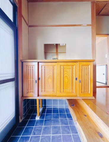 【中古戸建】前橋市鳥取町　の玄関|■玄関｜ご家族の靴がたくさんしまえる下駄箱付き。お子様の靴がこれから増えても安心な大きさです。