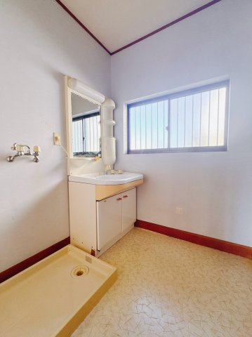 【中古戸建】前橋市鳥取町　の独立洗面台|■洗面室｜大きな鏡で朝の身支度もラクラク♪毎日の忙しい準備が楽しくなる洗面所です(^^