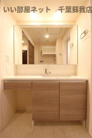フォルモントの洗面所|椅子をしまえてメイクも出来る大きな洗面台！