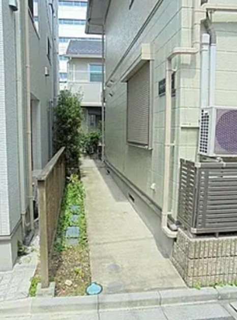 荒川区荒川２丁目のアパートのエントランス