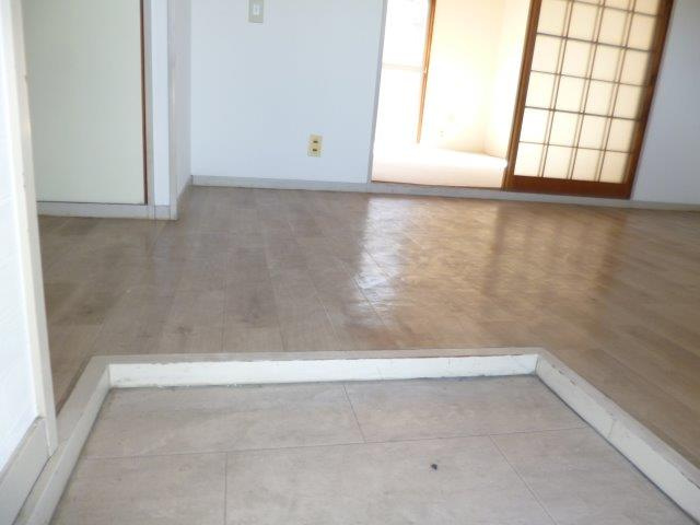 都窪郡早島町早島のアパートの玄関