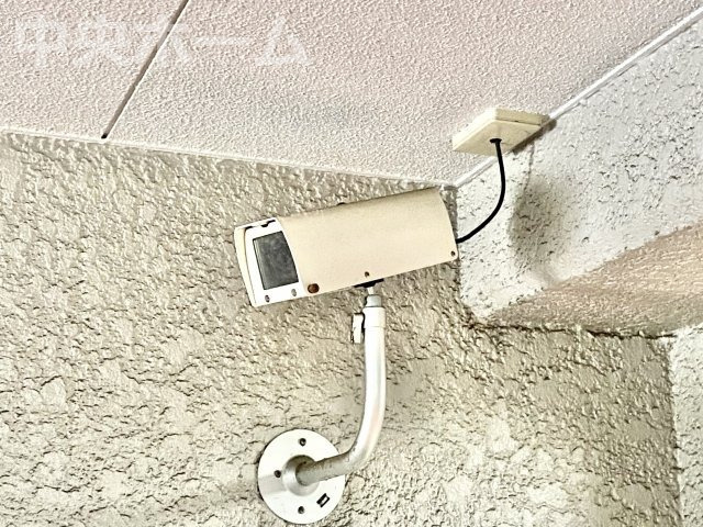 錦糸町ハイタウンの防犯設備|【防犯カメラ】何かあった時の大事な証拠になることももちろんなりますが、防犯というくらいですので大事なのは防犯カメラがあることによって抑止力につながることですよね。