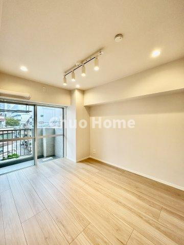 錦糸町ハイタウンの洋室|【洋室】快適に過ごす条件は、一人ひとり違います。だからこそ飾り過ぎないシンプルな内装と偏り過ぎないデザインで統一しております。居住していく中でオーナー様だけの【マイホーム】に創り上げて下さい