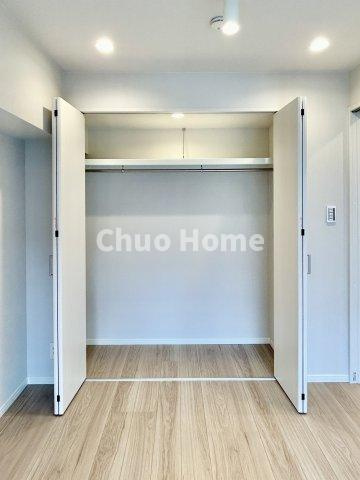 錦糸町ハイタウンの収納|居室にはクローゼットを完備し、自由度の高い家具の配置が叶うシンプルな空間です。お子様の成長と必要になる子供部屋を与えるにはぴったりの間取りですね。