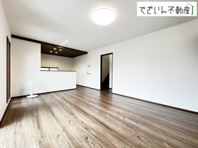 【居間・リビング】 | ワイウッドコート深谷市萱場第10期　新築住宅 | ≪6号棟≫細部まで丁寧に仕上げられた内装が、日々の生活を豊かに彩ります。家族の思い出が増えていく場所に。
現地(2026年10月撮影)