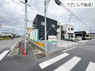 【外観】 | ワイウッドコート深谷市萱場第10期　新築住宅 | ≪6号棟≫南向きの穏やかな佇まいが、家族の新しい日常を優しく包み込む。静かな街並みに、安心して子育てできる環境が整っています。
現地(2026年10月撮影)