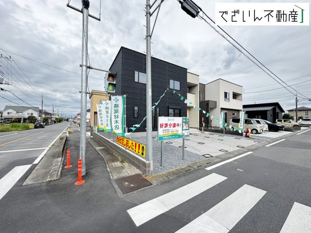 【外観】 | ワイウッドコート深谷市萱場第10期　新築住宅 | ≪6号棟≫南向きの穏やかな佇まいが、家族の新しい日常を優しく包み込む。静かな街並みに、安心して子育てできる環境が整っています。
現地(2026年10月撮影)