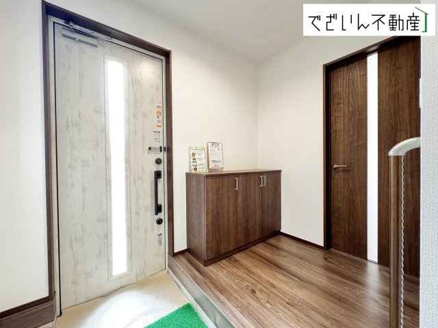 【玄関】 | ワイウッドコート深谷市萱場第10期　新築住宅 | ≪6号棟≫「ただいま」と「おかえり」が自然と交わされる、明るく開放的な玄関。家族の絆が深まる場所です。
現地(2026年10月撮影)
