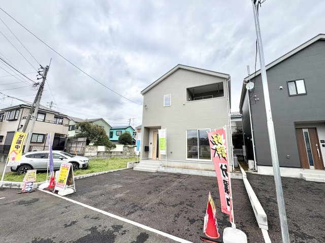 《仲介手数料半額》所沢市久米第21　全3棟　1号棟の外観|所沢駅を利用できる新築住宅。南小学校徒歩8分、住宅性能評価書取得の3LDK＋Sです。並列2台駐車可能で、防犯カメラも設置。全3棟のうち残り1棟となっています。