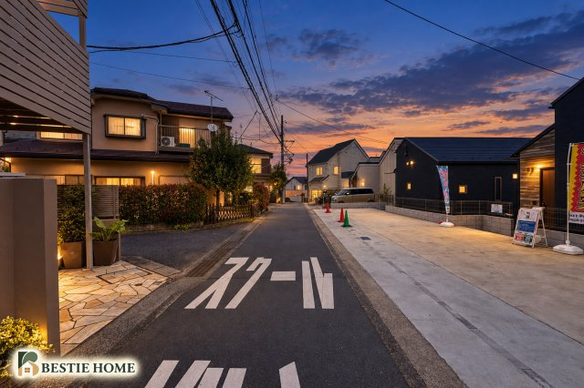 ■BESTie美邸100選■中山駅　駐車3台♪土地220.68㎡×LDK18.1帖×4LDKの前面道路含む現地写真