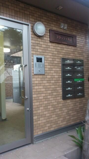 フラッツア烏山のエントランス